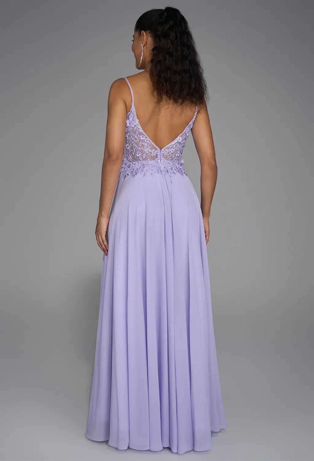 Robe de soirée trapèze à bretelles spaghetti et col en V, longueur au sol, en tulle, sans manches, avec appliques